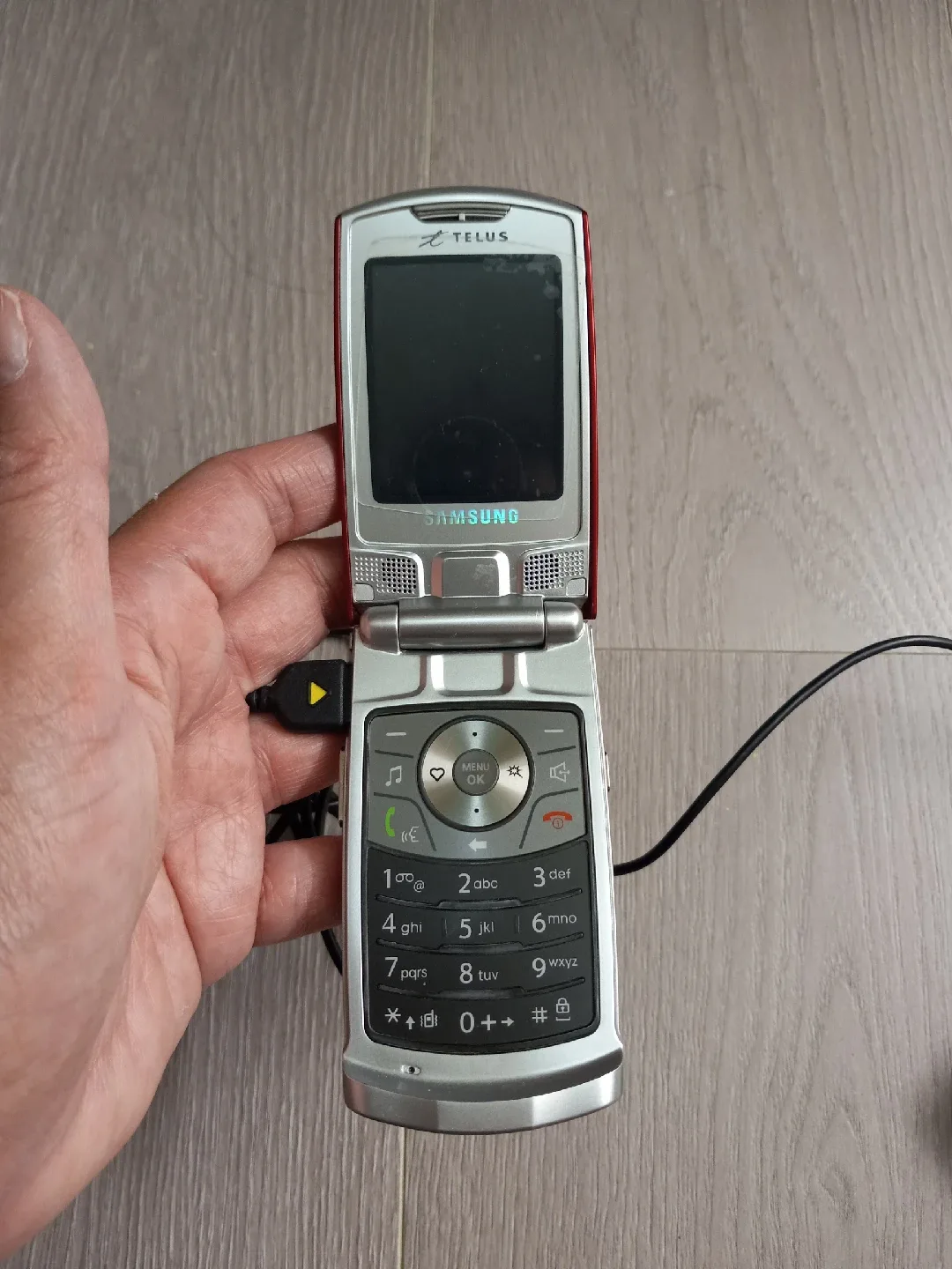 Samsung Telus Flip Phone 🥕 image indicator(5)