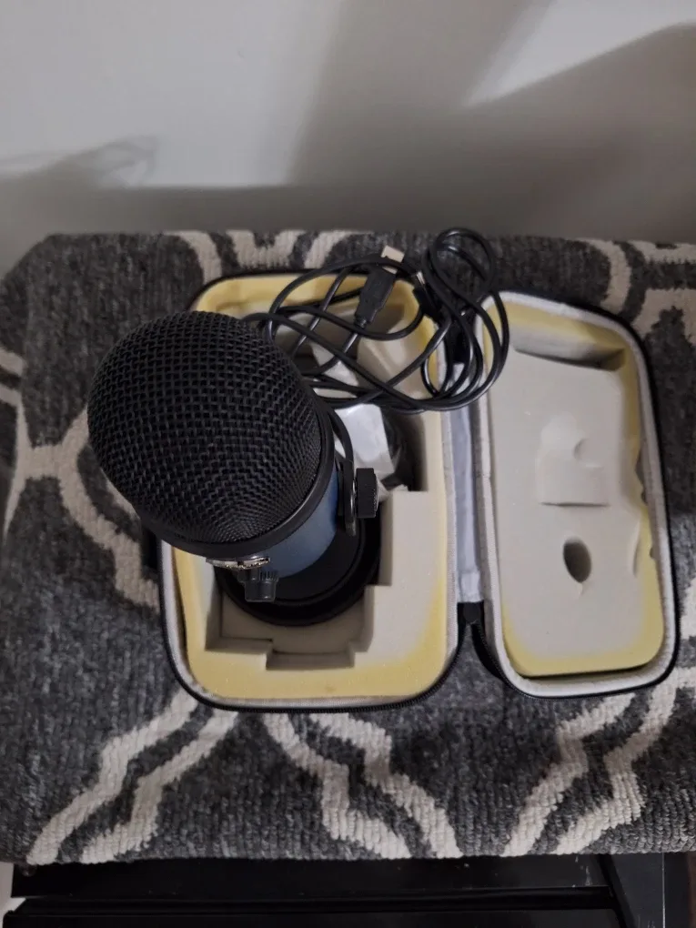 Blue Yeti USB Microphone with Case - Blue image indicator(3)