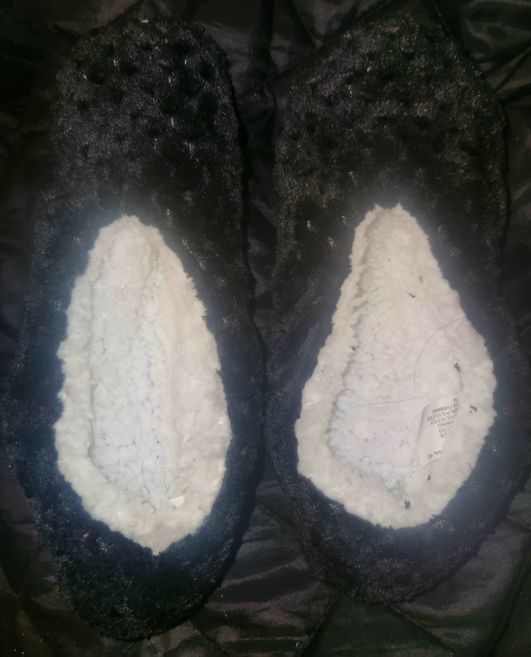 SUPER SOFT Black Fuzzy Slippers Small