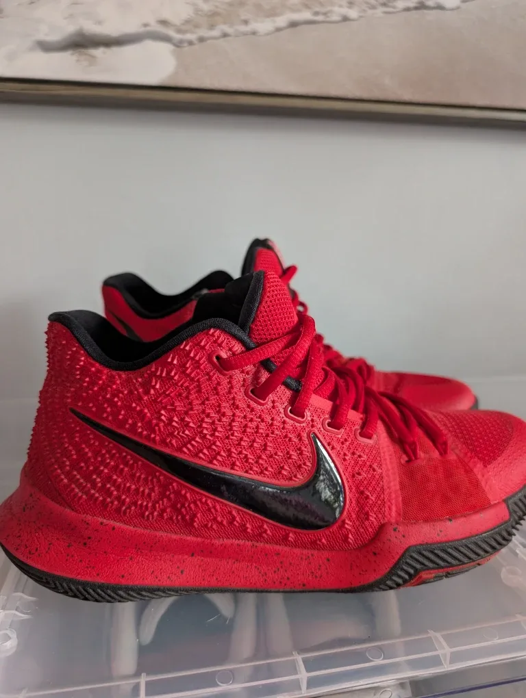 Men's 8.5 Nike Kyrie 3 Basketball Shoes - EUC image indicator(2)