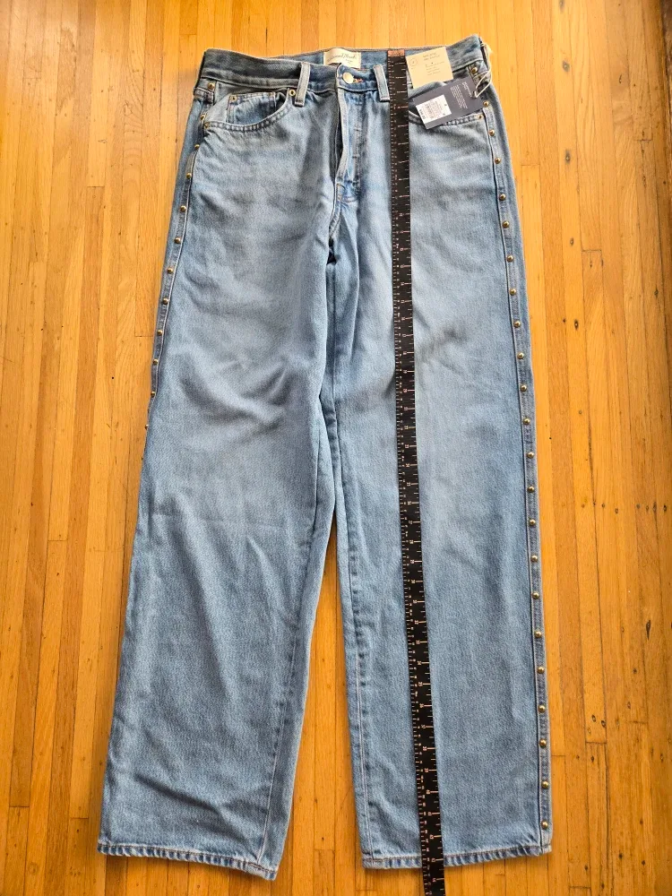 NWT Universal Thread Mid-Rise 90s Baggy Jeans - Size 4 image indicator(4)