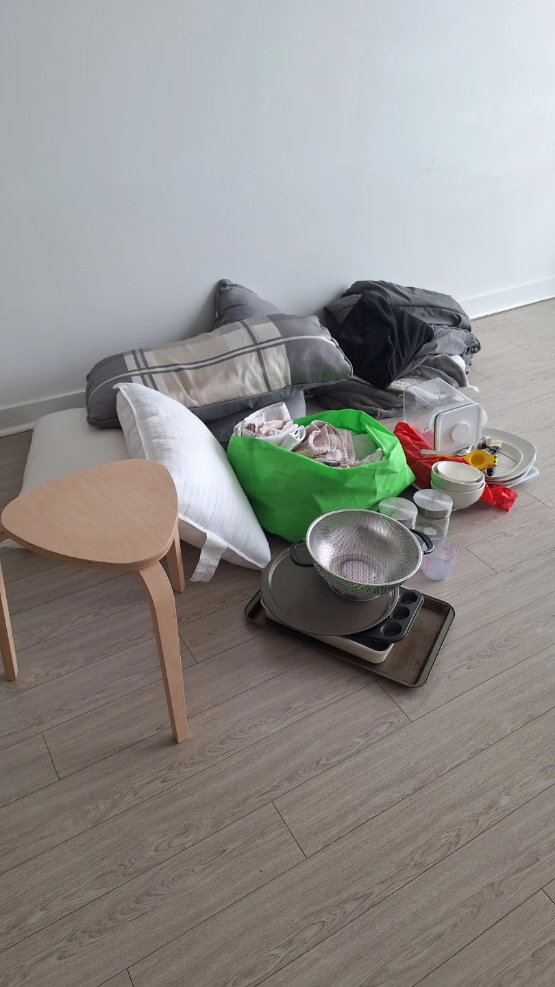 Free kitchen, living room and bathroom