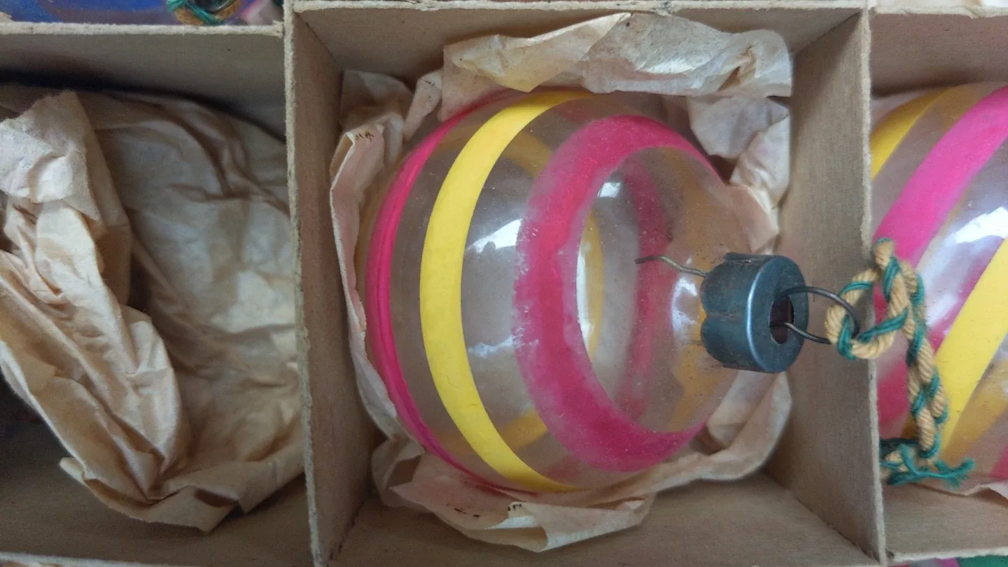 Vintage Shiny Brite Glass Christmas Ornaments image indicator(3)