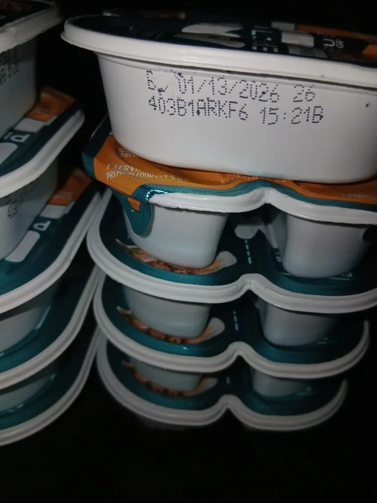 10 Iams Perfect Portions Chicken Recipe In Gravy Cat Food image indicator(2)