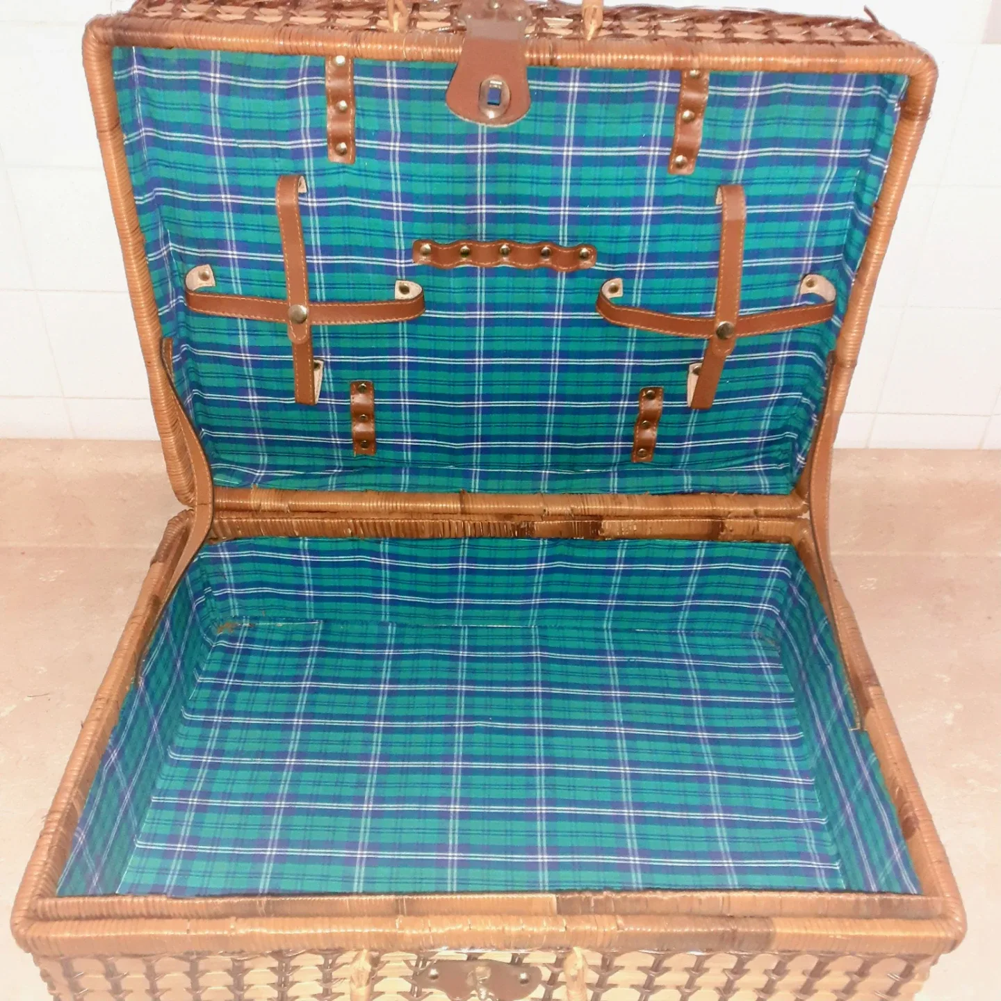 Vintage Wicker Picnic Basket image indicator(2)