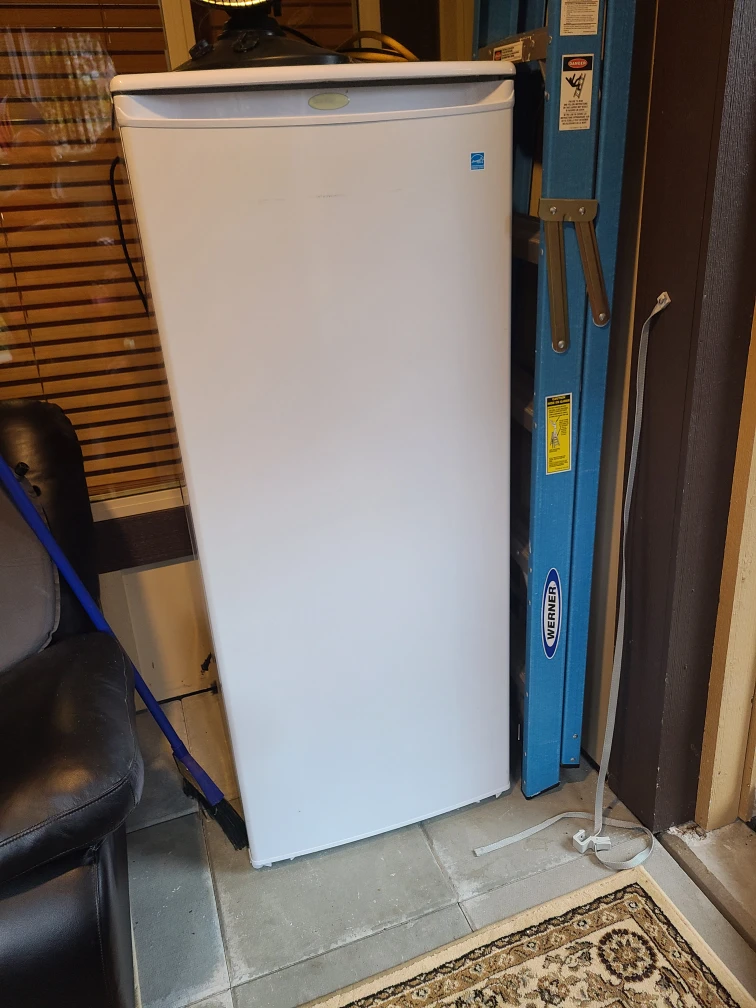 White Upright Freezer - photo 2