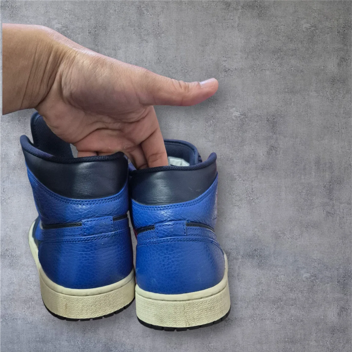 Nike Air Jordan 1 Mid Hyper Royal Blue image indicator(3)
