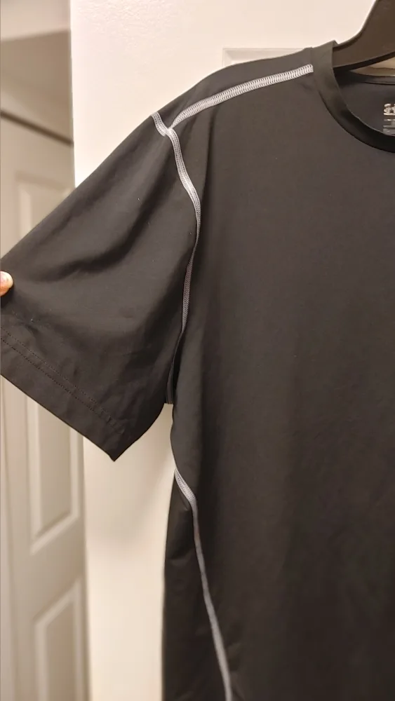 Under Armour Black T-Shirt Size Medium image indicator(5)