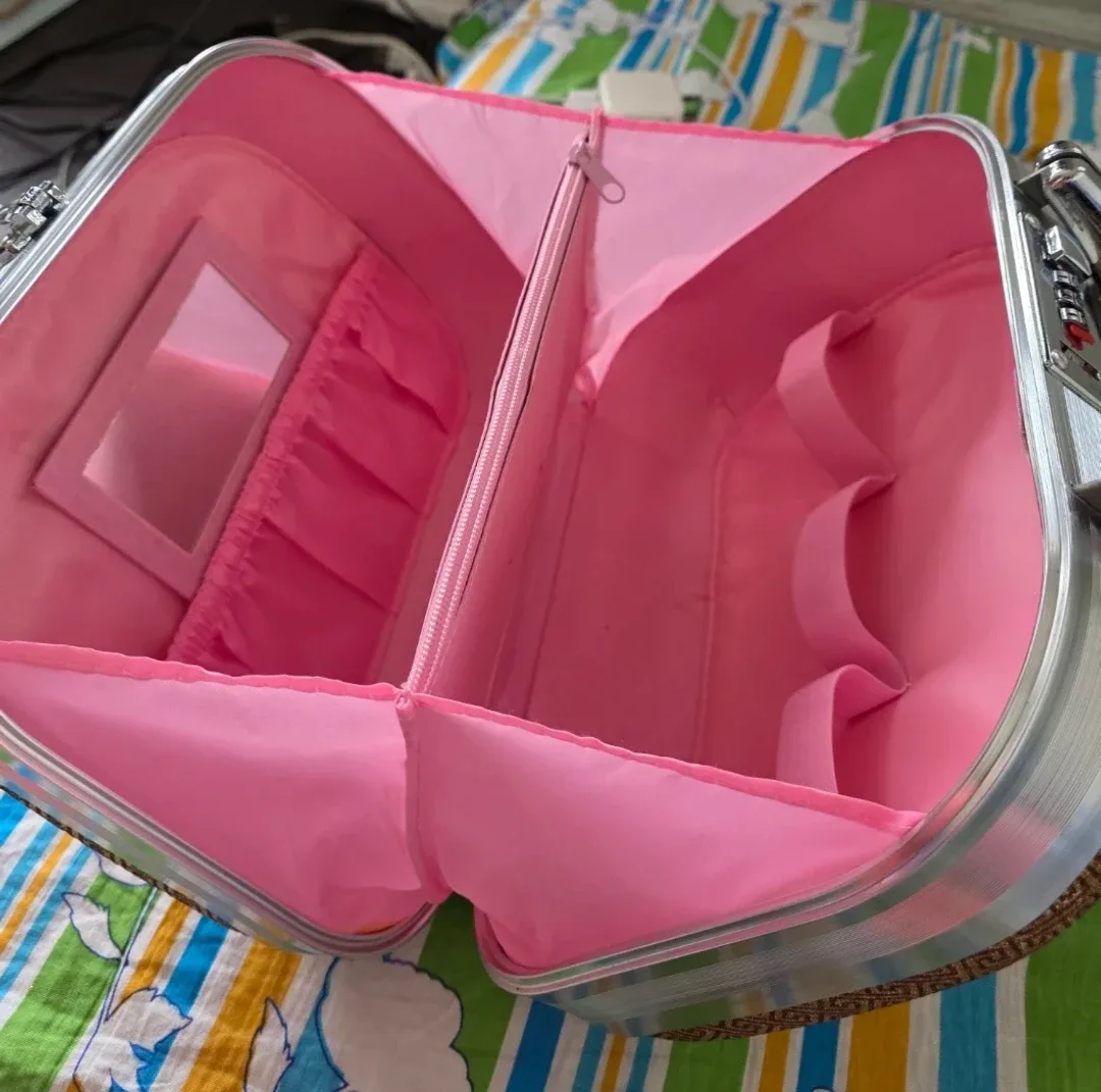 Vintage Gold Sparkly Makeup/Cosmetic Case with Lock image indicator(4)