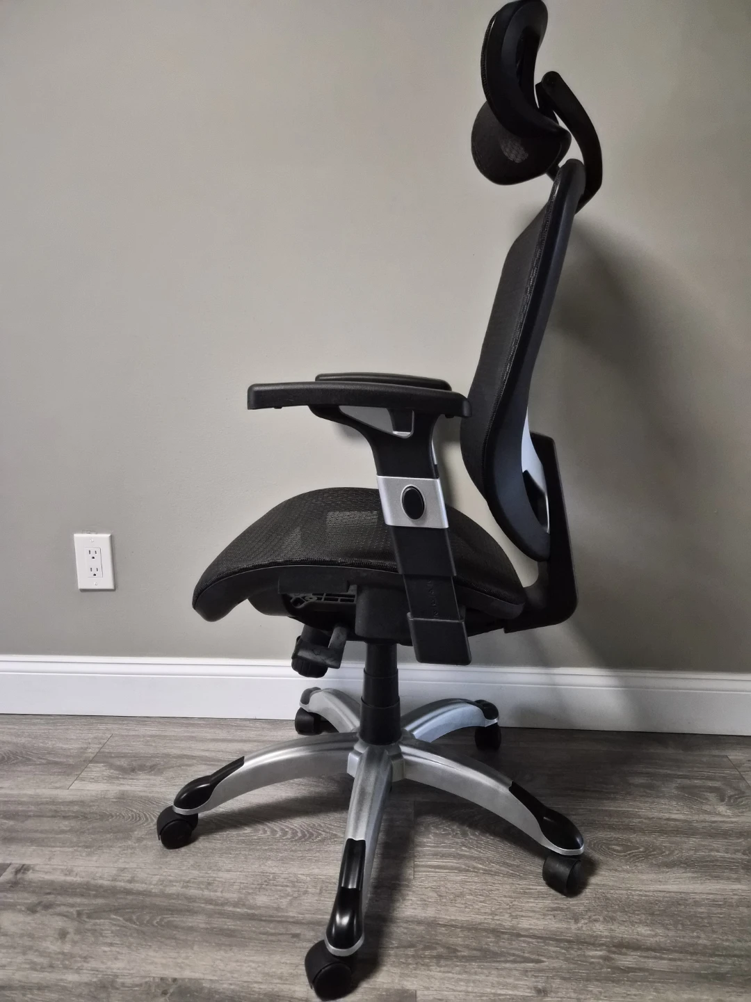 Ergonomic Mesh Office Chair with Headrest - Great Condition! - photo 2