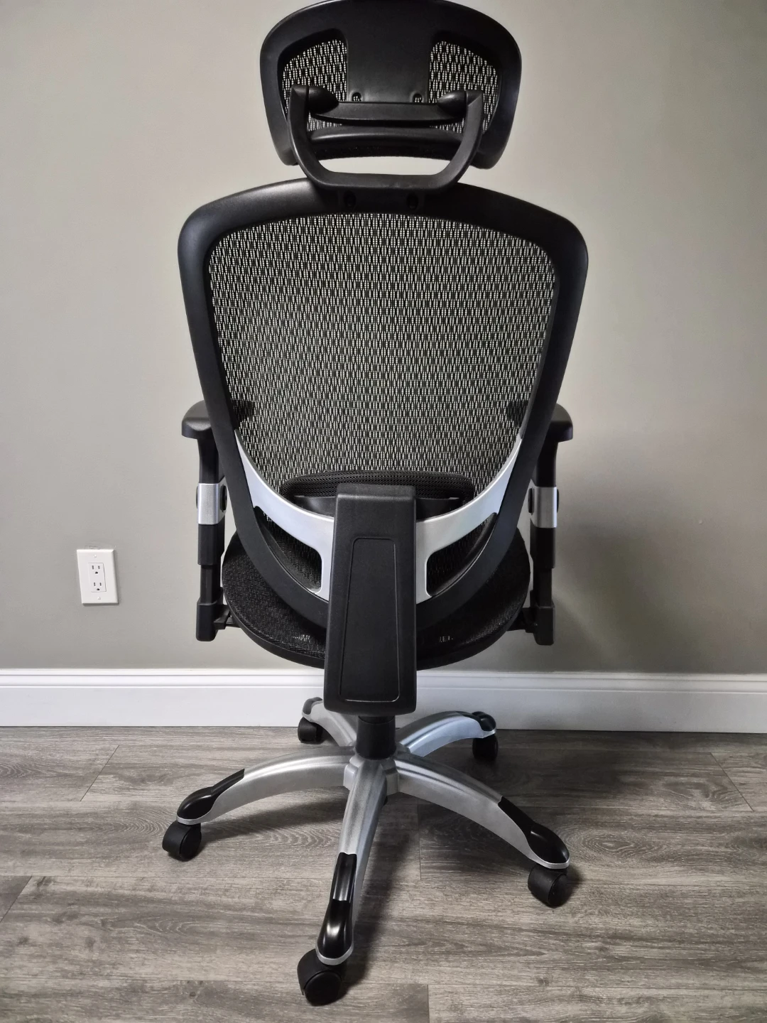 Ergonomic Mesh Office Chair with Headrest - Great Condition! - photo 3
