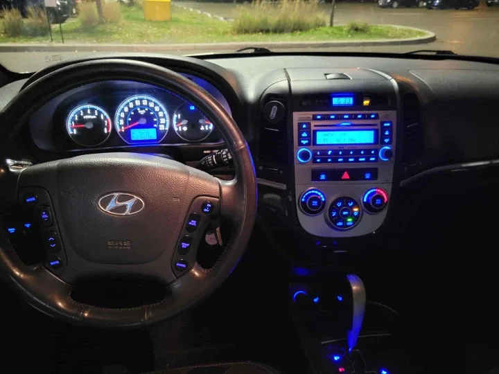 Hyundai Santa Fe SUV - Black