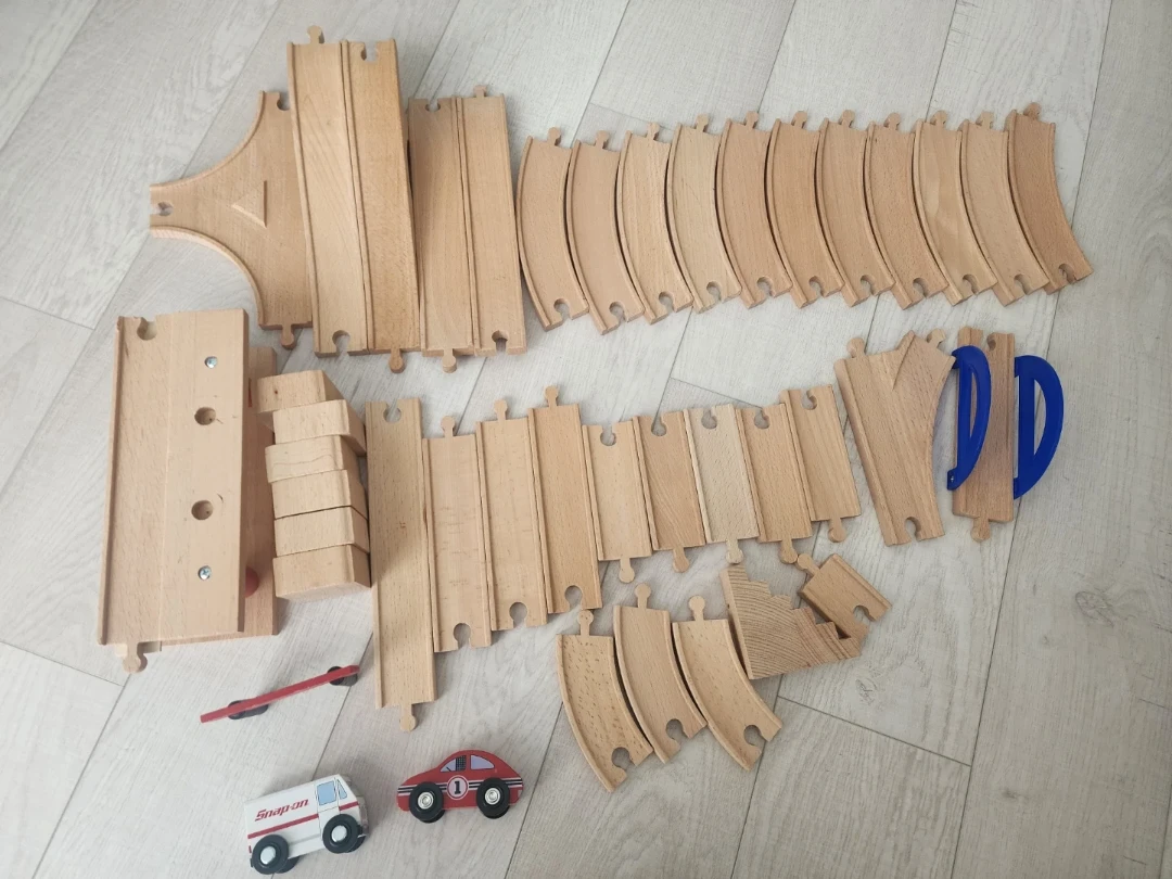 Wooden Train Track Set (42 pieces)