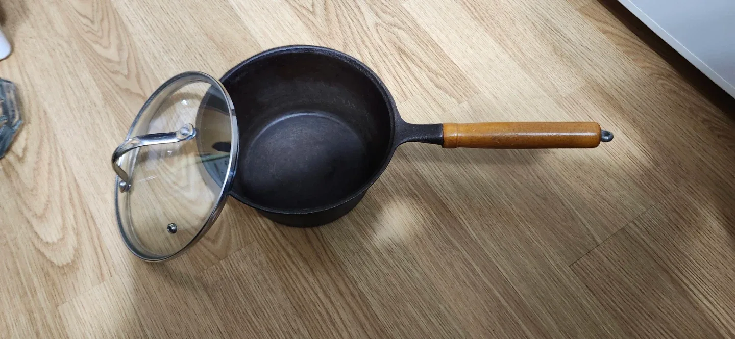 Cast Iron Saucepan with Lid image indicator(2)