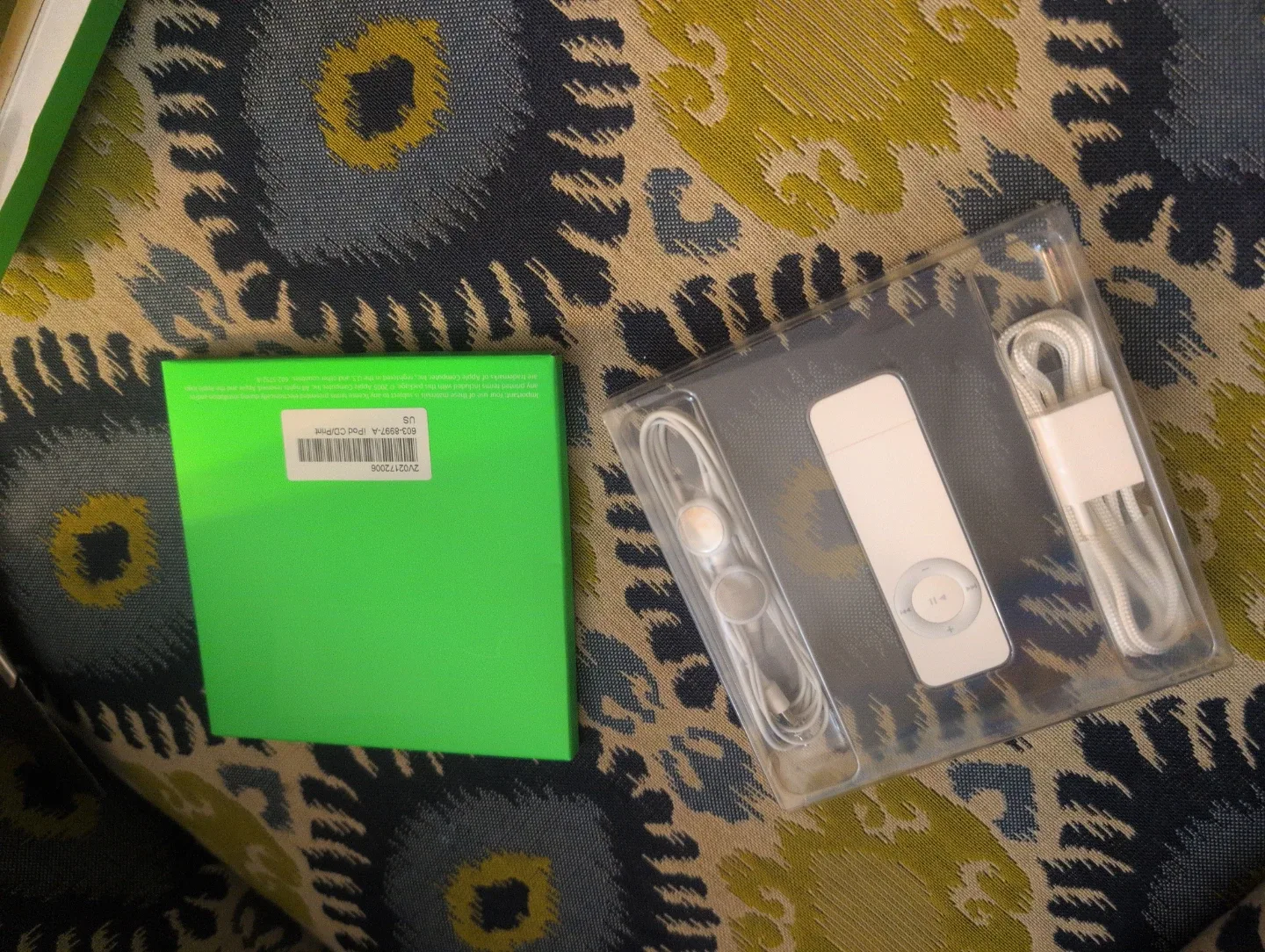 Apple iPod Shuffle 512MB - Like New! image indicator(4)