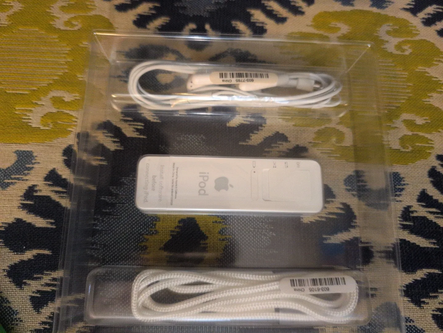 Apple iPod Shuffle 512MB - Like New! image indicator(6)