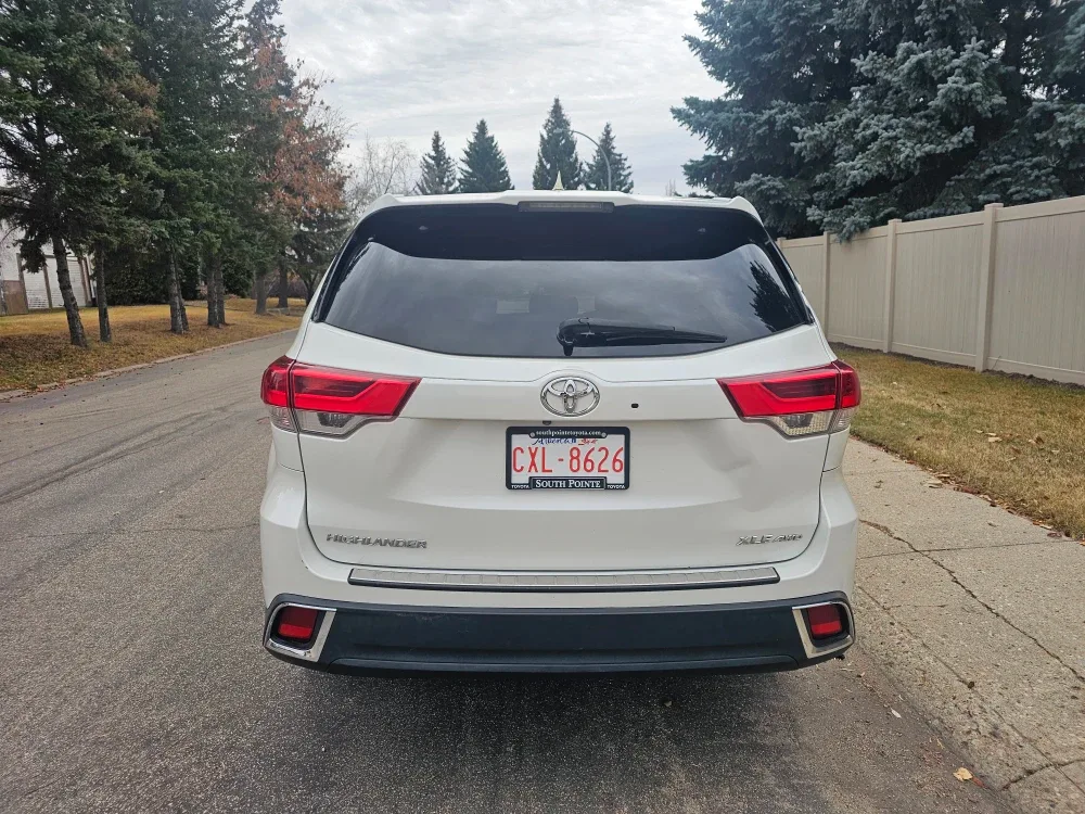 Toyota Highlander XLE AWD - White SUV image indicator(4)