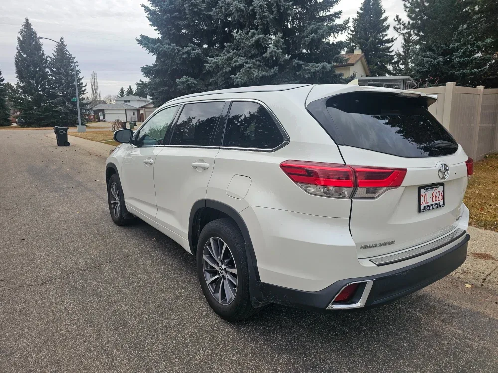 Toyota Highlander XLE AWD - White SUV image indicator(5)