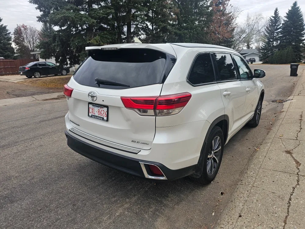 Toyota Highlander XLE AWD - White SUV image indicator(6)