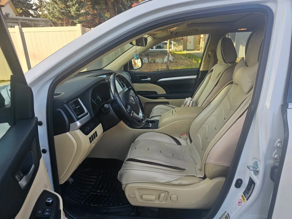 Toyota Highlander XLE AWD - White SUV image indicator(7)