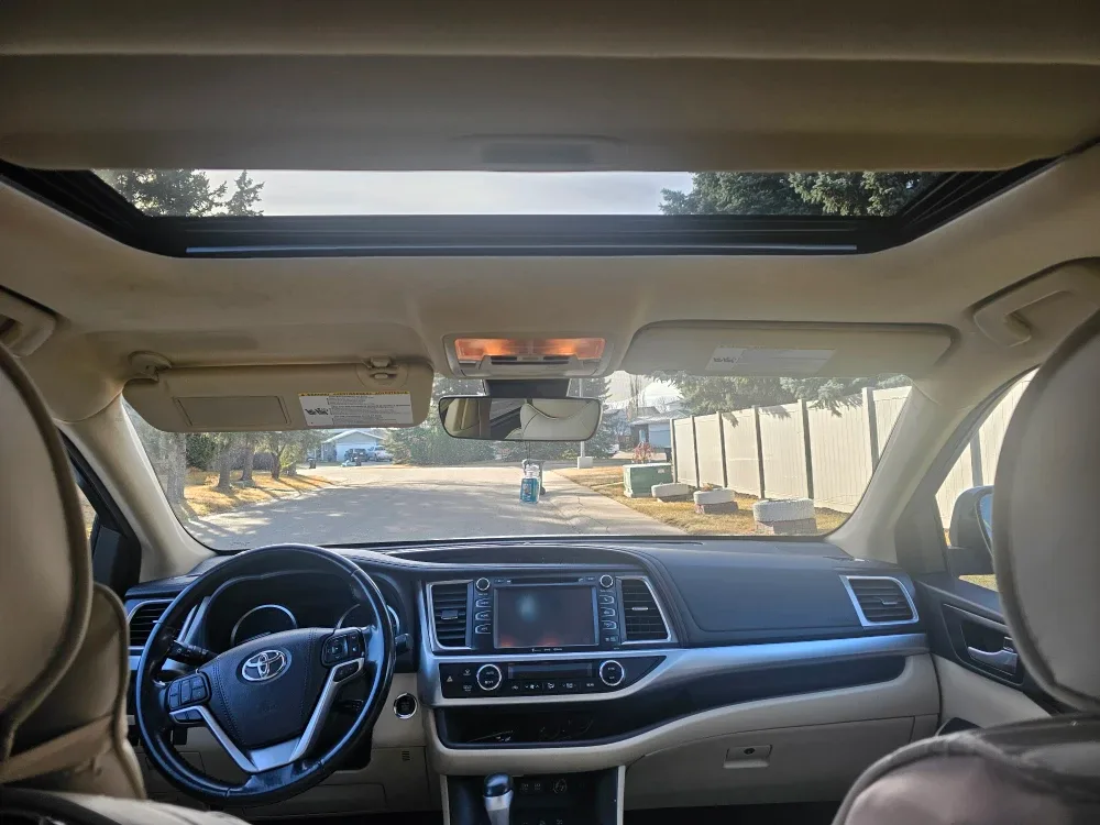 Toyota Highlander XLE AWD - White SUV image indicator(8)