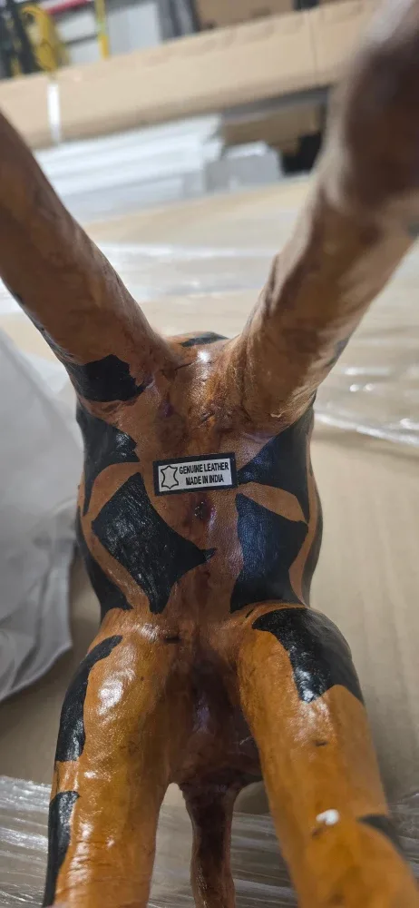 Leather Animals Hand Crafted Giraffe Figurine image indicator(3)