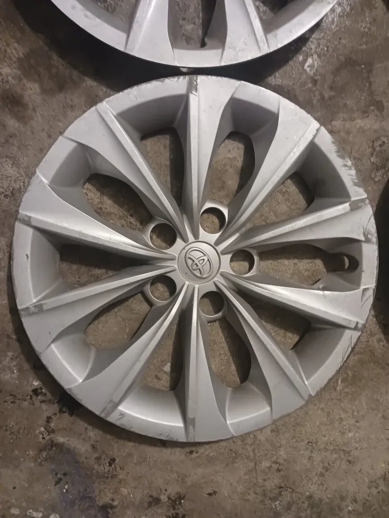17" Toyota hubcaps for steel rims image indicator(2)