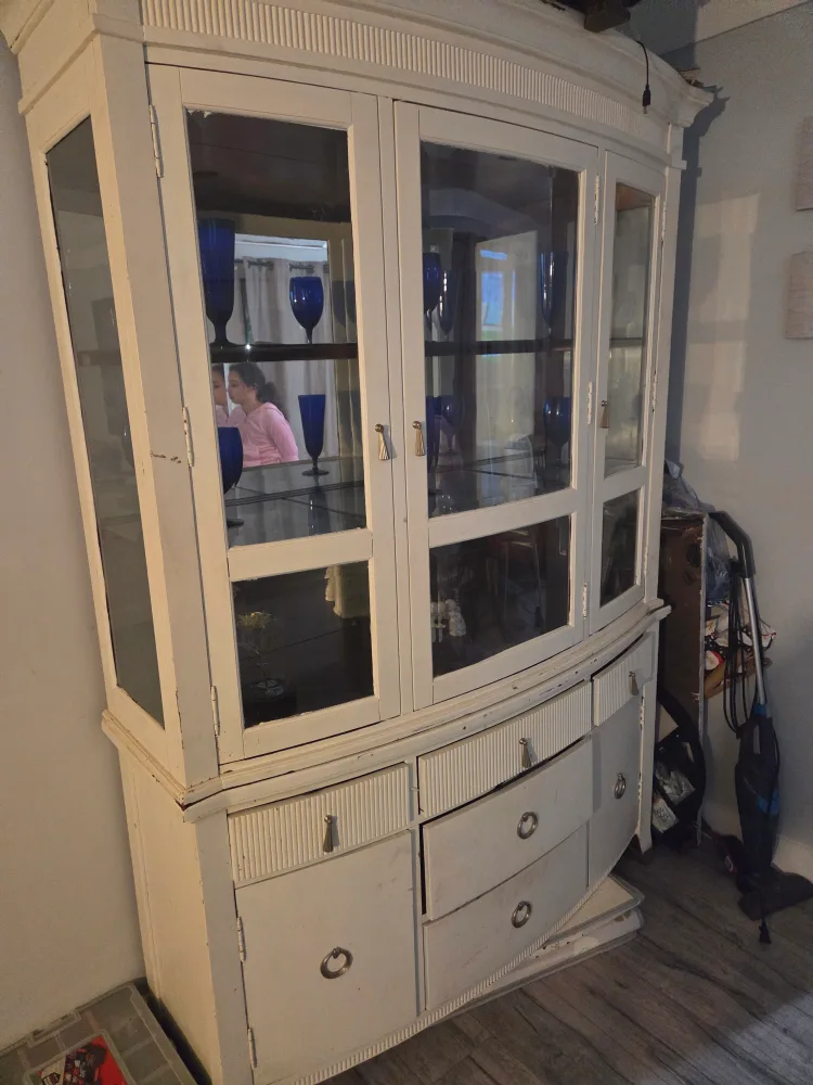 White Display Cabinet with Glass Doors image indicator(3)