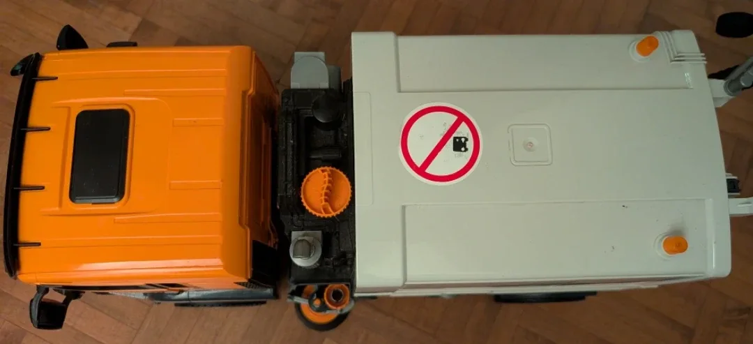 Bruder Street Sweeper Truck image indicator(5)