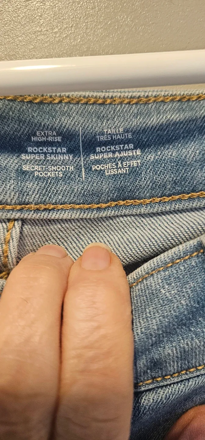 Brand new Old Navy Rockstar Super Skinny Jeans - Size 16 image indicator(3)