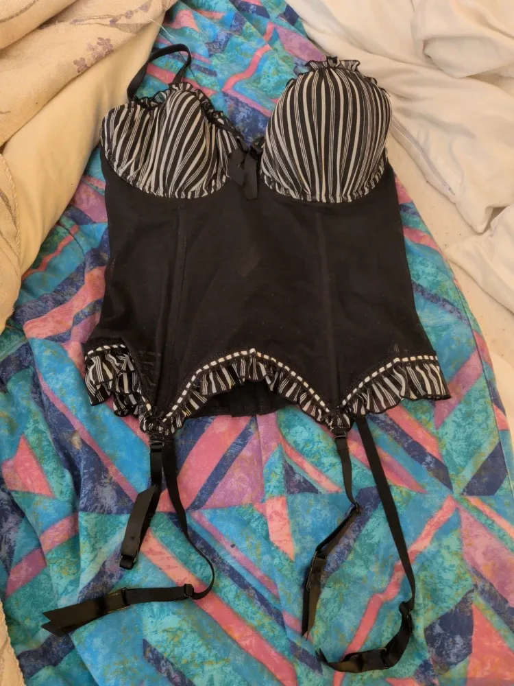 Black & White Corset image indicator(2)