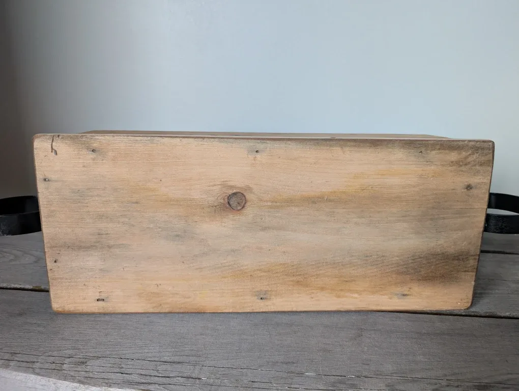 Wooden Box with Metal Handle image indicator(5)