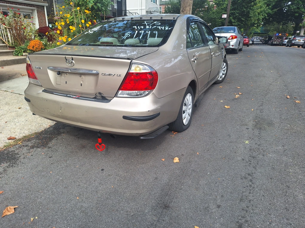 Toyota Camry LE Sedan - Gold - photo 3