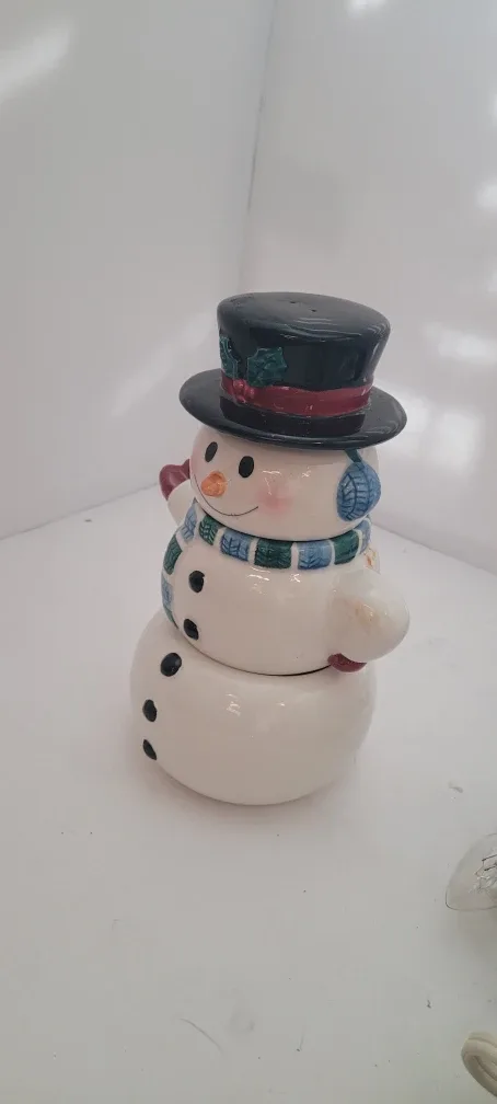 Snowman Ceramic Ensemble Salt & Pepper Shakers image indicator(4)