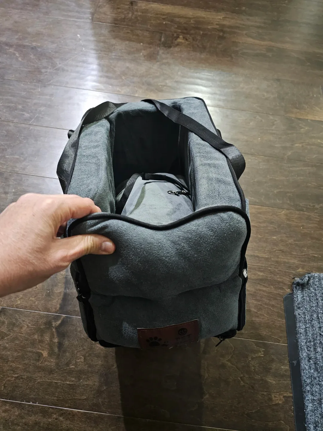 car seat (center console) for a small dog/cat. image indicator(5)