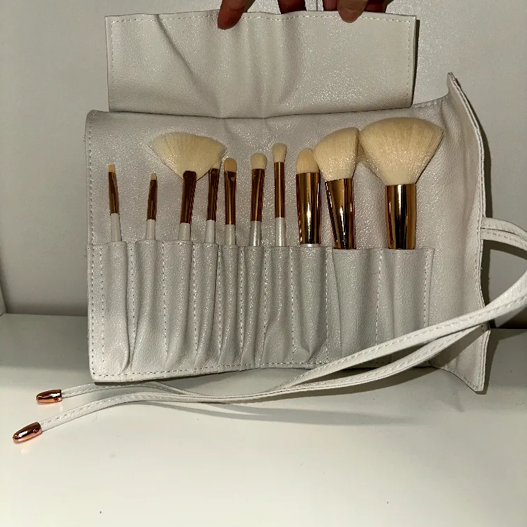 La Beaute Soi Brush Set with Case thumbnail