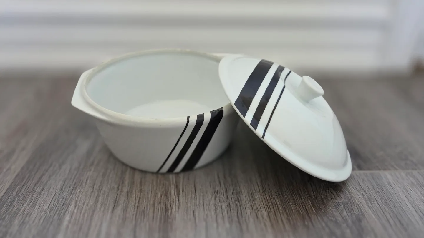 Vintage Hall's Superior Kitchenware Oval Casserole Dish image indicator(5)