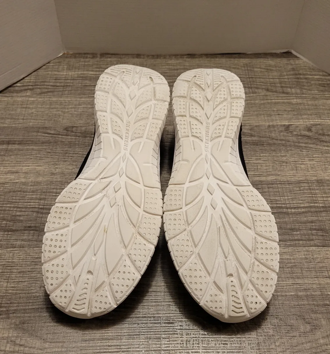 Skechers Swift Fit Women's 7.5 Black Sneakers image indicator(6)