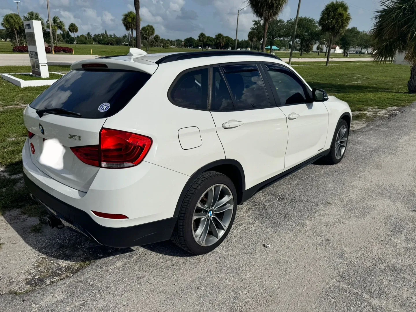 BMW X1 White SUV with Red Interior image indicator(2)