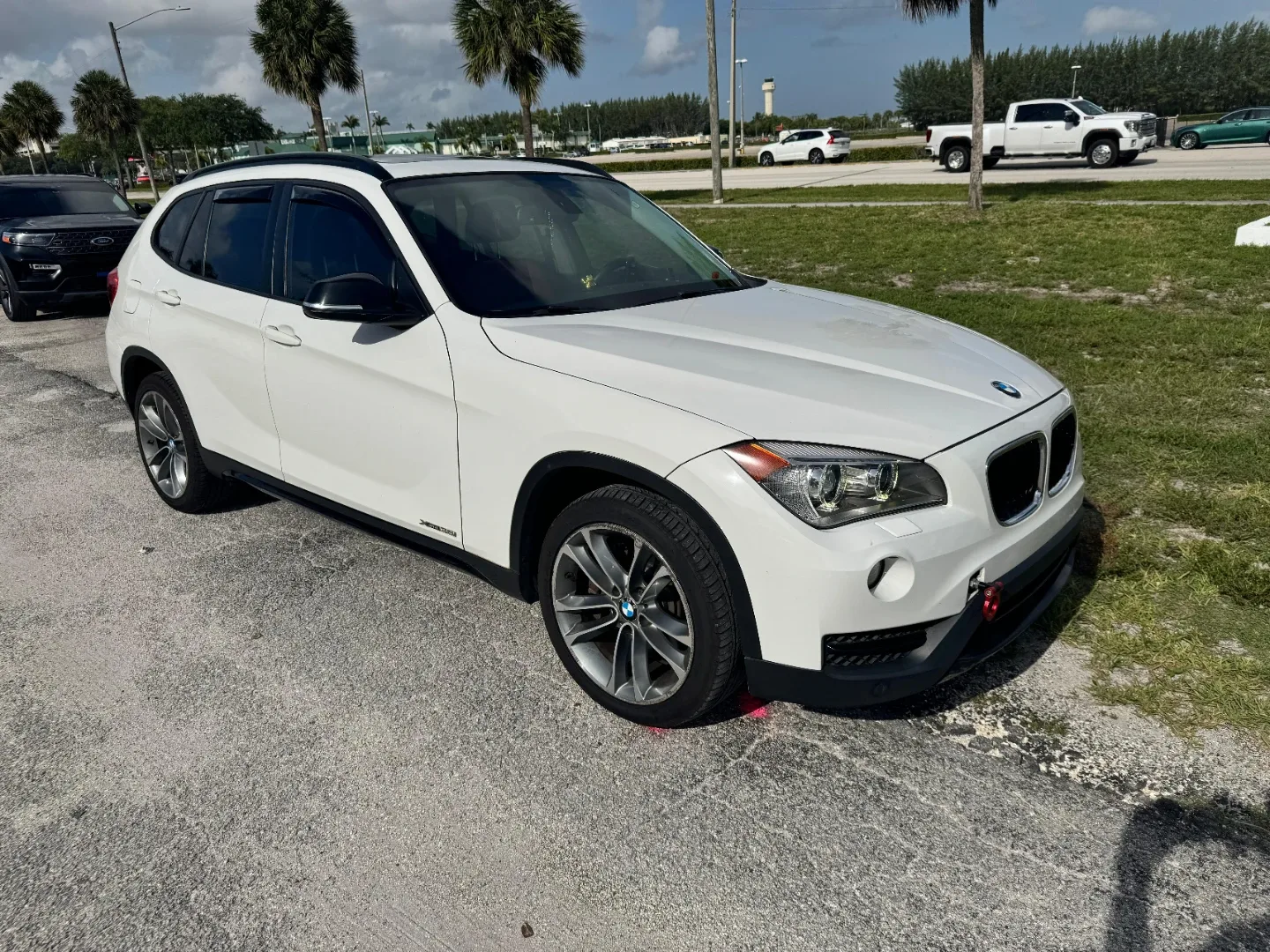 BMW X1 White SUV with Red Interior image indicator(8)