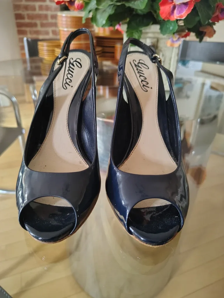 Authentic Gucci Navy Patent Slingback Heels – Size 7B – $220 image indicator(2)