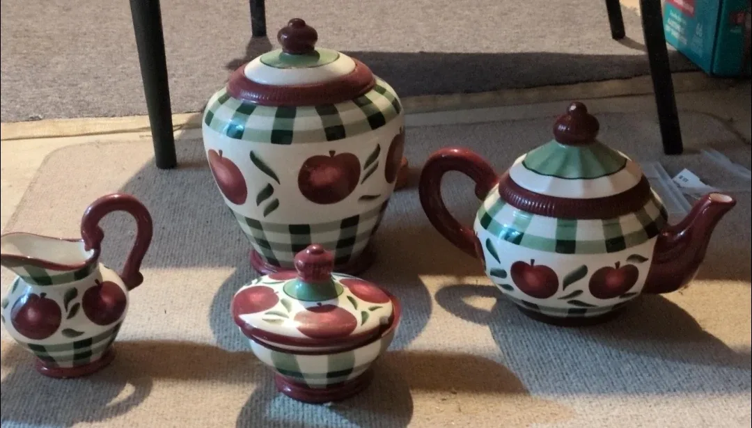 Apple-Themed Ceramic Tea Set
