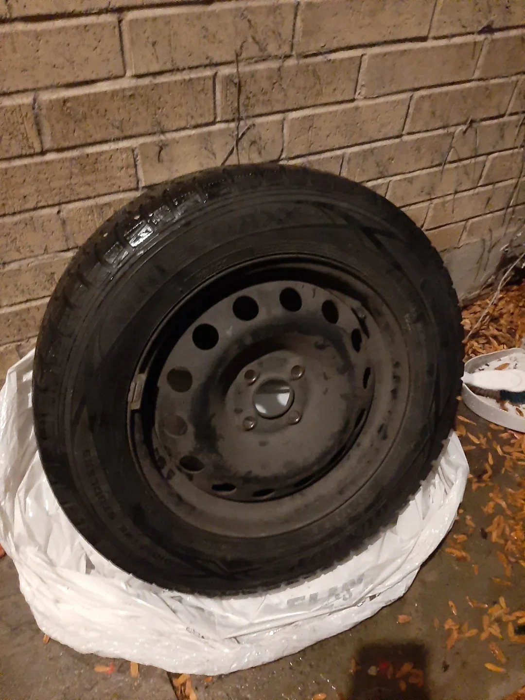 4 DUNLOP SNOW TIRES image indicator(3)