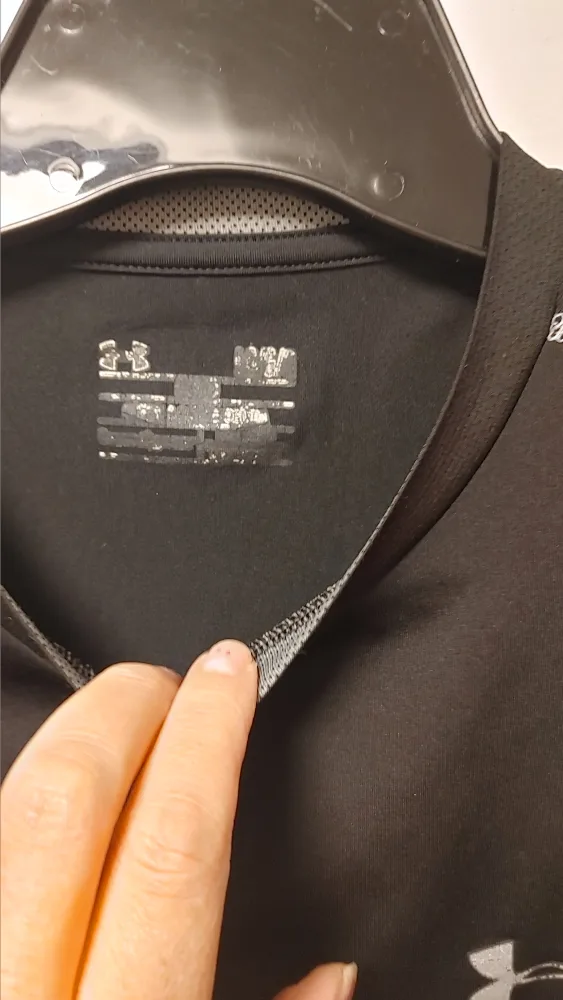 Under Armour Black T-Shirt Size Medium image indicator(2)