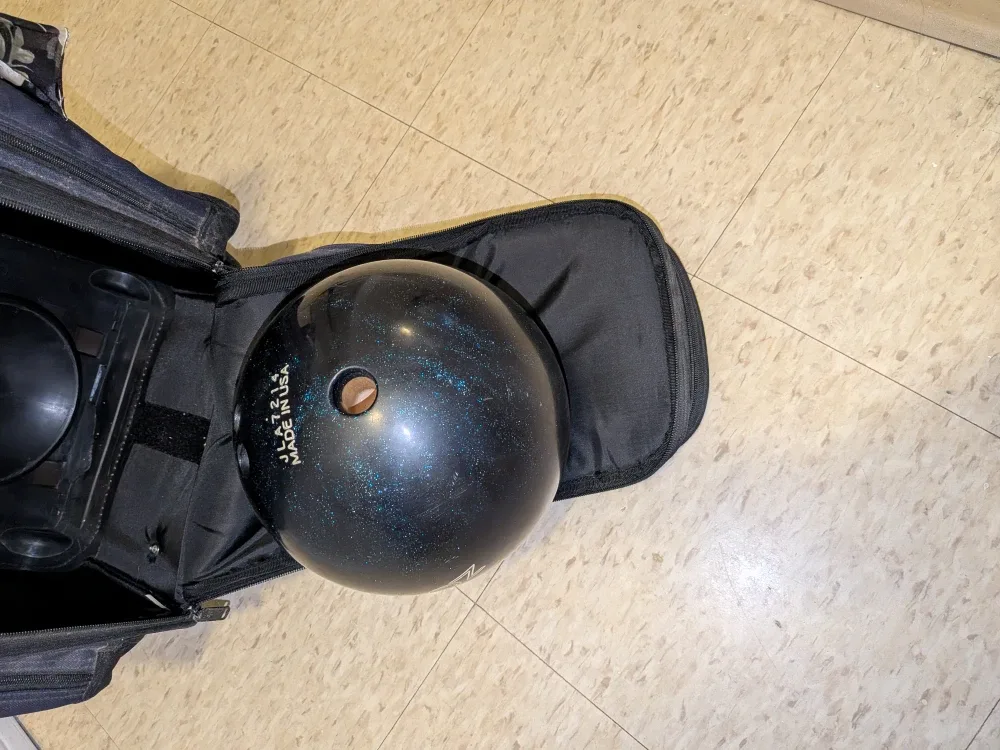 Ebonite Bowling Bag + Bowling Ball – Great Condition! image indicator(4)