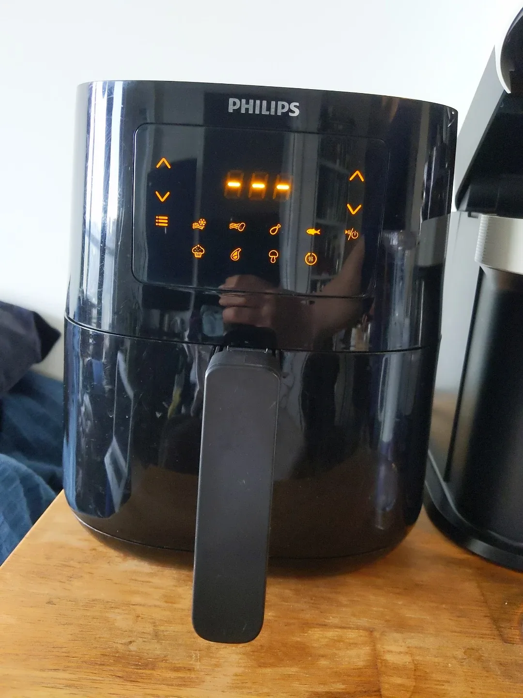 Philips Essential Airfryer model HD9252/91.