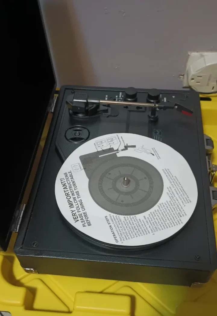 Victrola Suitcase Bluetooth/Turntable + new record needle thumbnail