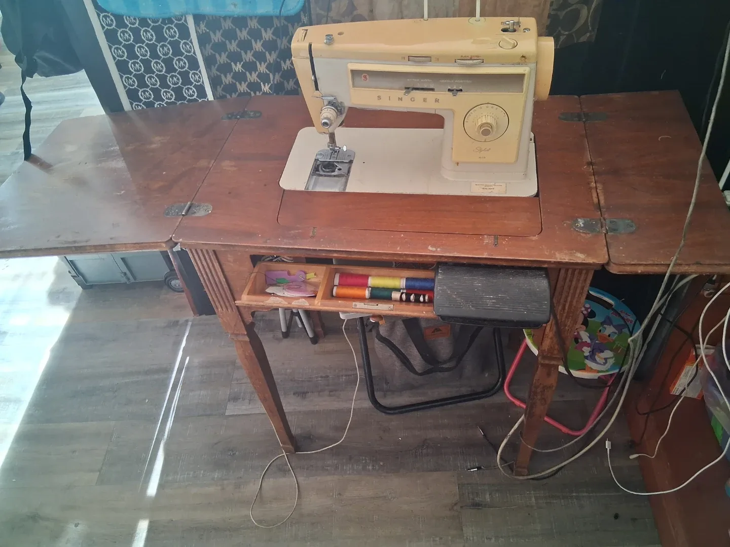 Vintage Singer Sewing Machine with Cabinet 🥕 image indicator(3)