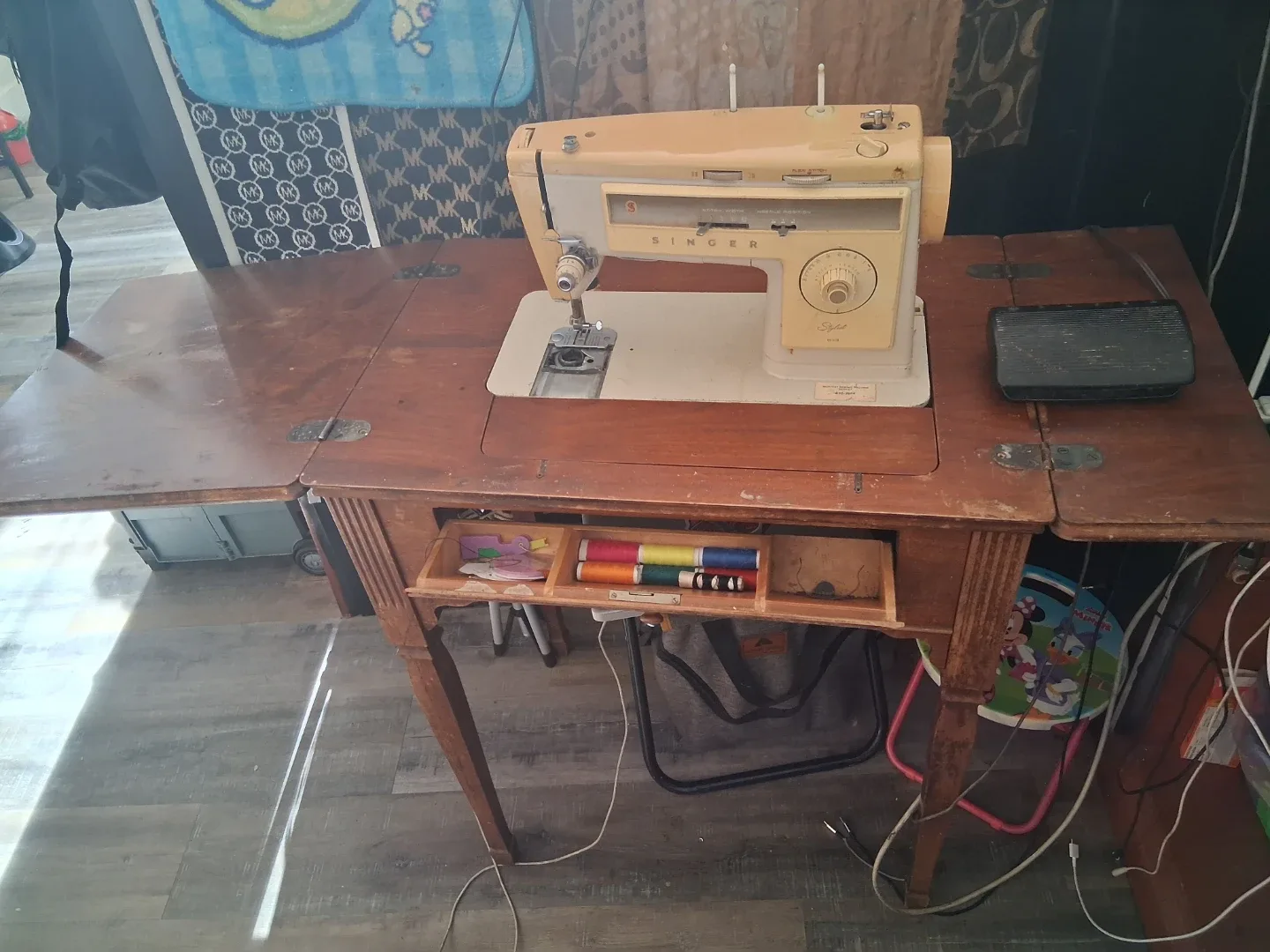Vintage Singer Sewing Machine with Cabinet 🥕 image indicator(4)