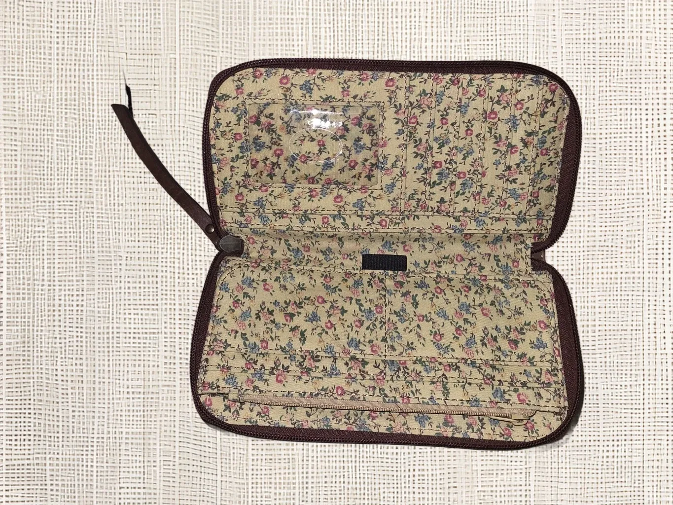 Brown Leather Zip Wallet image indicator(3)